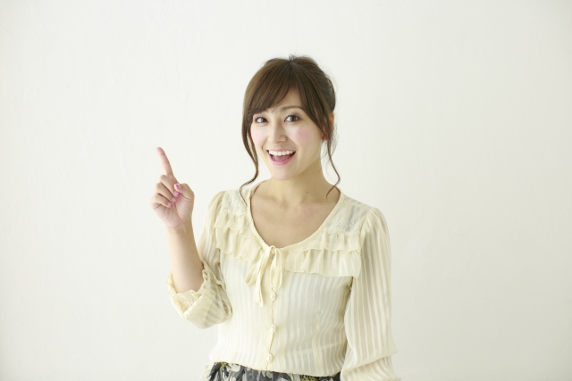 ポイントを示す女性