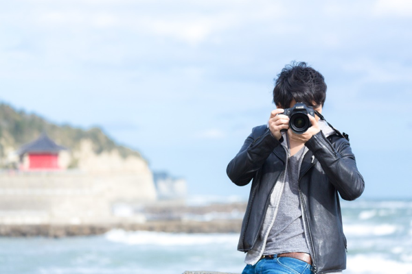 写真を撮る男性